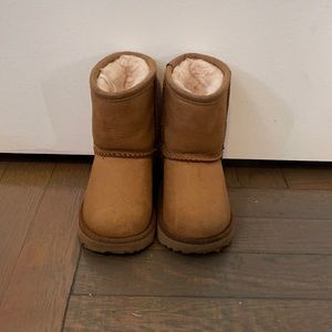 Waterproof toddler classic Ugg’s size 6